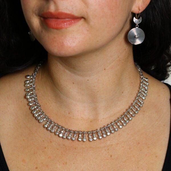 Silver chocker necklace and earrings.