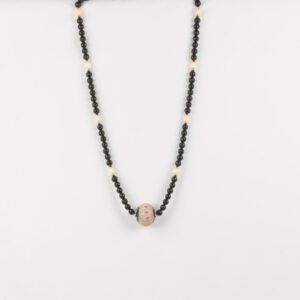 A necklace with pearls and black beads on it.